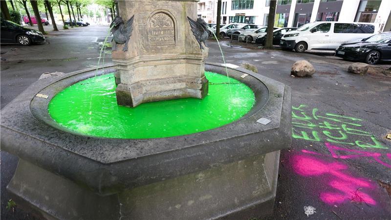 Protest gegen Gaspolitik: Brunnen leuchten grün Insgesamt färbten die Aktivisten das Wasser von Brunnen in 17 Städten.