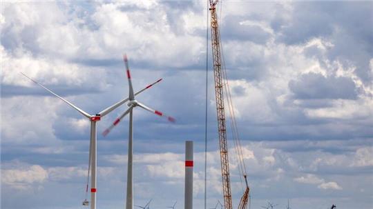 Insgesamt gab es damit in Deutschland nach Branchenangaben zum Jahresende 28.677 Windräder mit einer Leistung von zusammen rund 61 Gigawatt.