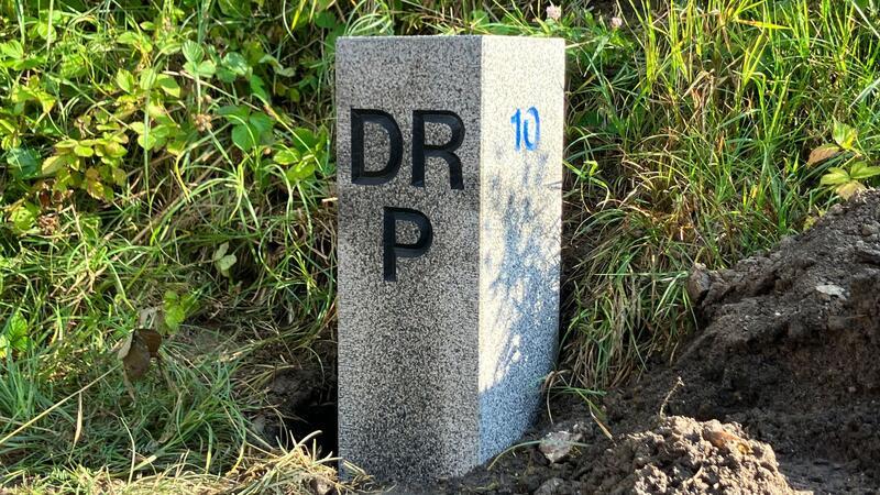Deutsch-dänische Grenze - Kommission überprüft Markierungen Insgesamt gibt es entlang der 68 Kilometer langen Landgrenze rund 500 Grenzmarkierungen.