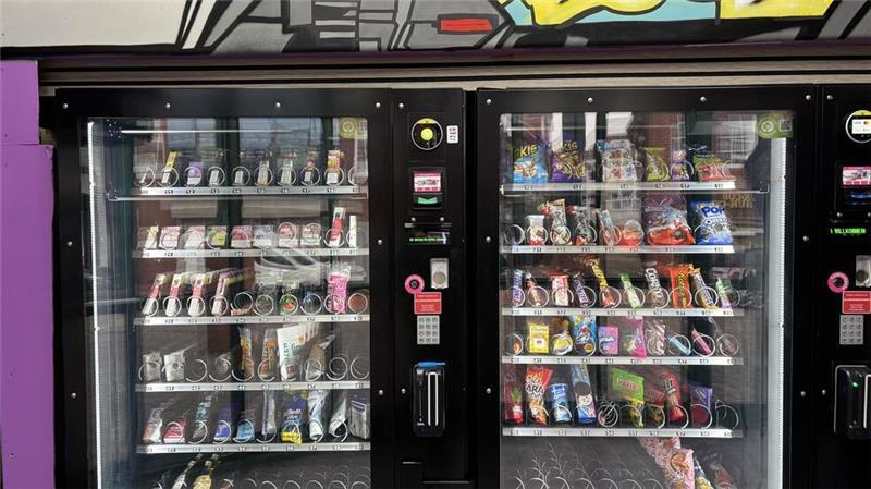Insgesamt gibt es im Kiosk vier Automaten, in denen viele außereuropäische Snacks und Getränke zur Verfügung stehen.