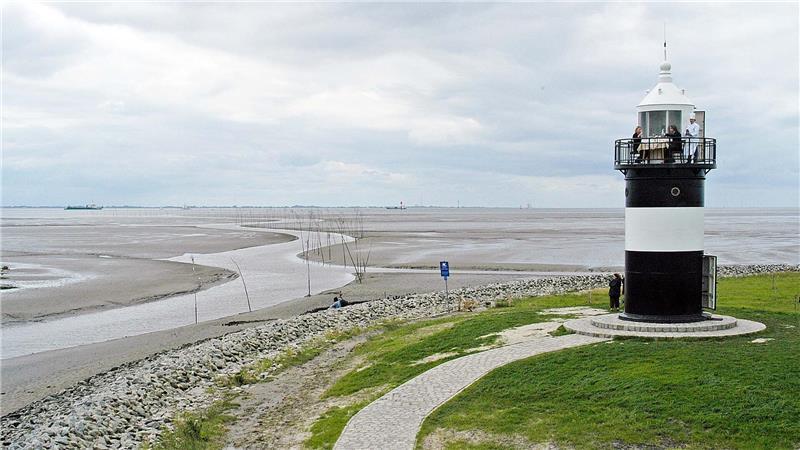 Der Leuchtturm Kleiner Preuße vor dem Wattenmeer. 