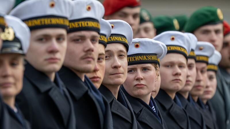Insgesamt haben im vergangenen Jahr 15.935 Männer und 2867 Frauen den Dienst bei der Bundeswehr angetreten, in Summe also 18.802 Rekruten.