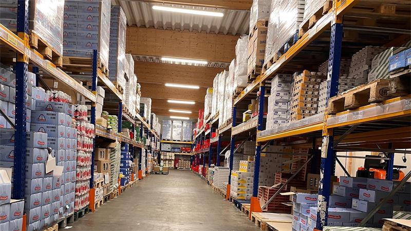 Die EGV in Mittelsdorf - der vielleicht größte Kühlschrank im Kreis Stade Insgesamt hat die EGV im Mittelsdorf am ehemaligen Molkerei-Standort fast 5000 Quadratmeter Lagerfläche.