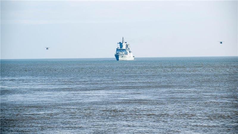 Einmal um die Welt – Fregatte „Baden-Württemberg“ zurück Insgesamt legte die Fregatte laut der Marine rund 150.000 Kilometer zurück.