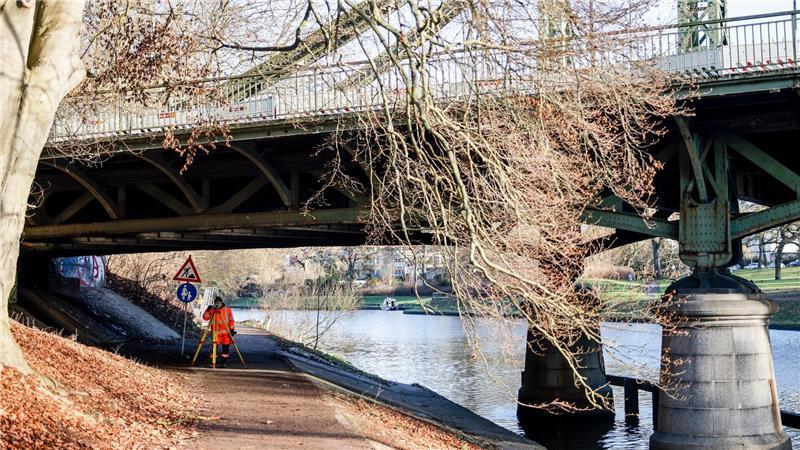 Insgesamt müssen zwölf Stadtbuslinien umgeleitet werden, auch Autofahrer müssen mit Umleitungen und Behinderungen rechnen. (Archivfoto)