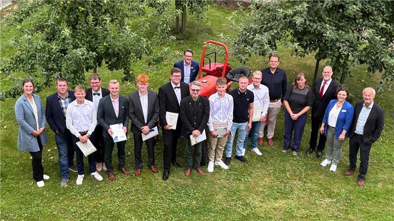 Insgesamt neun Prüflinge haben bei der Freisprechung im Obstbauzentrum Esteburg ihre Zeugnisse erhalten.