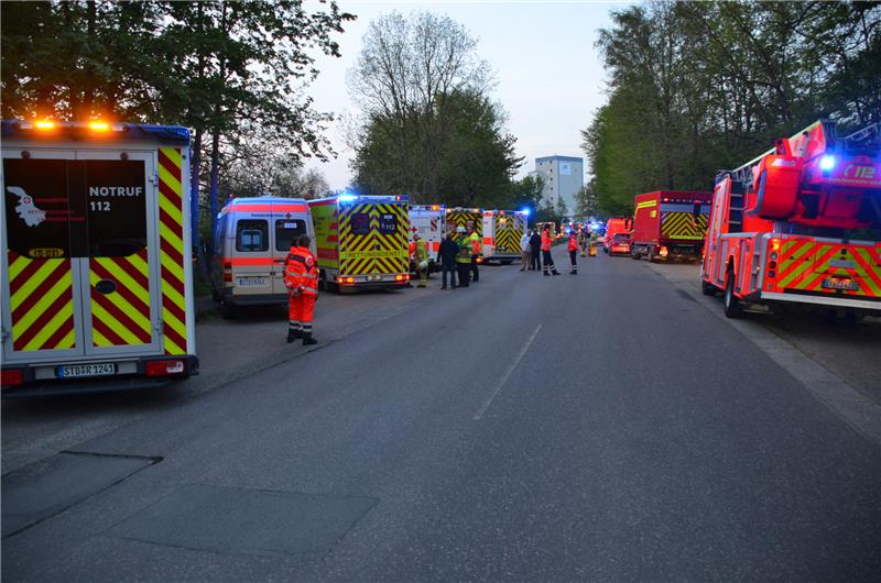 BMW-Fahrer (19) verursacht Unfall mit sieben Verletzten auf Stader Elbstraße Insgesamt neun Rettungswagen wurden alarmiert. Foto: Polizei