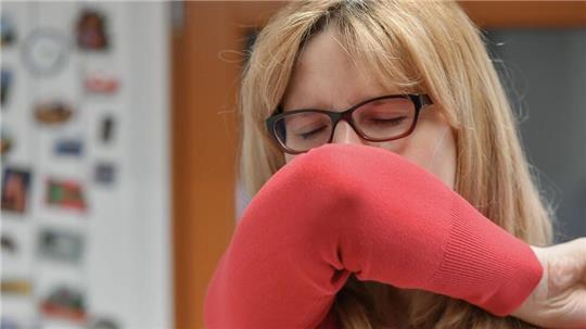 Insgesamt produziert der menschliche Körper im Schnitt etwa einen bis eineinhalb Liter Schleim am Tag (gestelltes Foto).