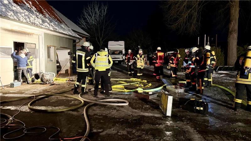 Insgesamt rückten mehr als 80 Feuerwehrleute bei dem Einsatz aus.