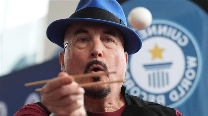 Kokosnüsse zerschlagen und Eier mit Essstäbchen fangen Insgesamt schaffte es Joe Alexander, elf Eier mit den Stäbchen zu fangen.