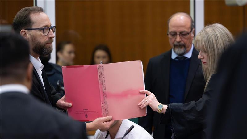 Insgesamt sind acht Männer angeklagt.