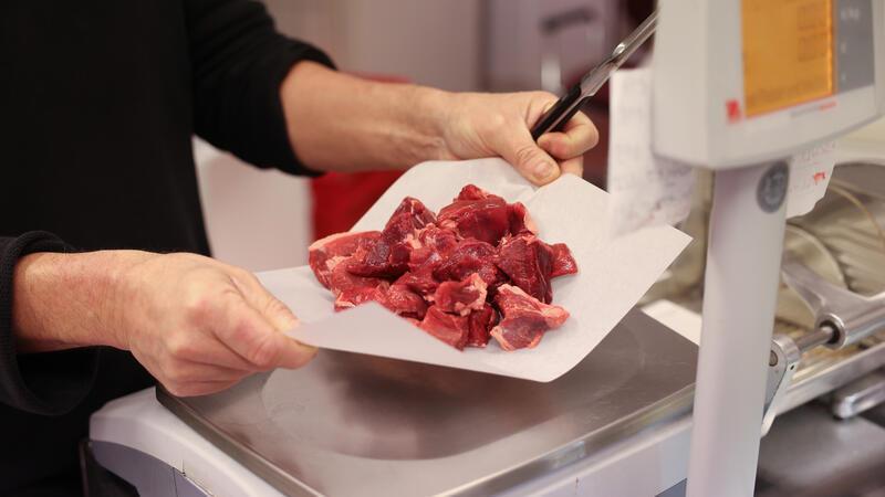So viel Fleisch essen die Menschen im Kreis Stade Insgesamt sind im Landkreis Stade nach Angaben der NGG aktuell etwa 250 Menschen in der Fleischindustrie beschäftigt.