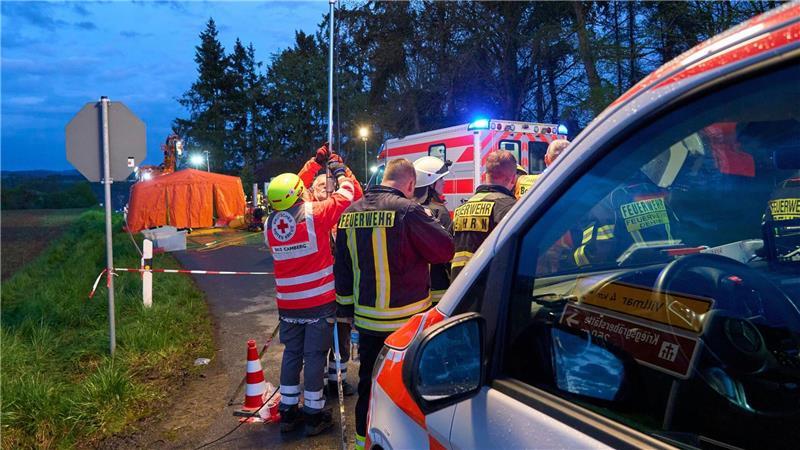 Insgesamt sind rund 150 Einsatzkräfte auf dem Gelände der Lederfabrik.