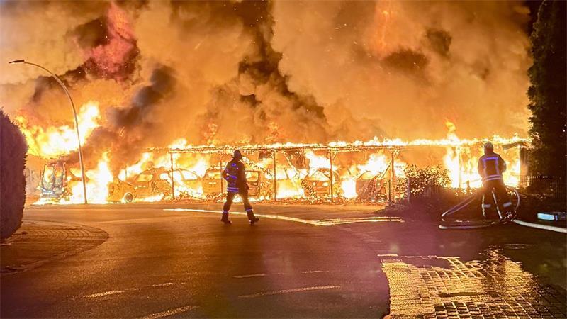 Insgesamt standen in der Nacht zu Sonntag zehn Fahrzeuge in dem brennenden Caport.