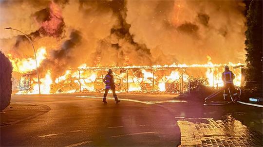 Insgesamt standen in der Nacht zu Sonntag zehn Fahrzeuge in dem brennenden Caport.