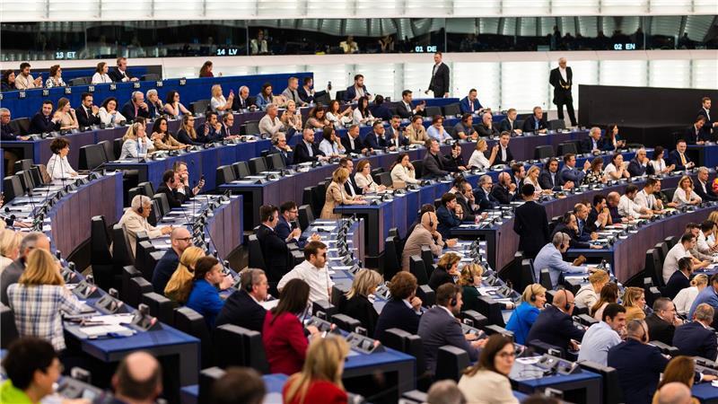 Insgesamt stimmten 553 Parlamentarierinnen und Parlamentarier über den Misstrauensantrag ab. 