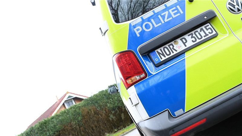 Insgesamt vier Grundstücke eine Familie durchsuchte die Polizei in der ostfriesischen Gemeinde Holtgast – an einem Ort lag eine Leiche vergraben. (Archivbild)