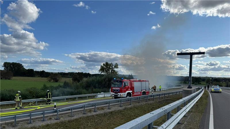 Insgesamt war die Feuerwehr Buxtehude mit vier Einsatzwagen und 20 Feuerwehrleuten vor Ort.