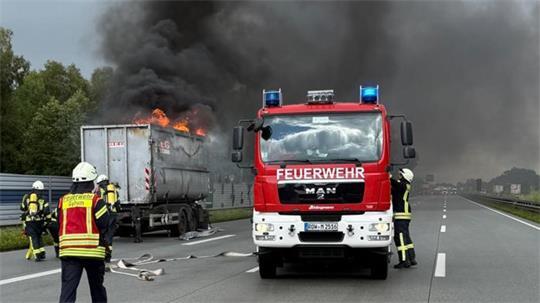 Insgesamt waren 22 Feuerwehrfahrzeuge alarmiert worden.