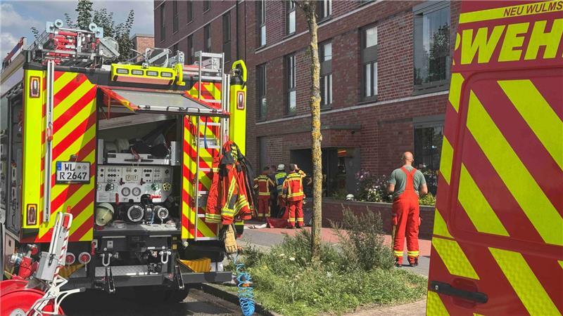 Großeinsatz in Neu Wulmstorf: Frau setzt Wohnung in Brand Insgesamt waren 60 Feuerwehrleute an den Wulmstorfer Wiesen im Einsatz