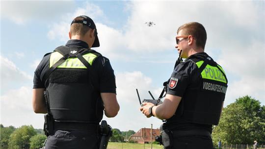 Insgesamt waren 60 Polizisten im Einsatz. In Zweierteams suchten sie nach dem Jungen.