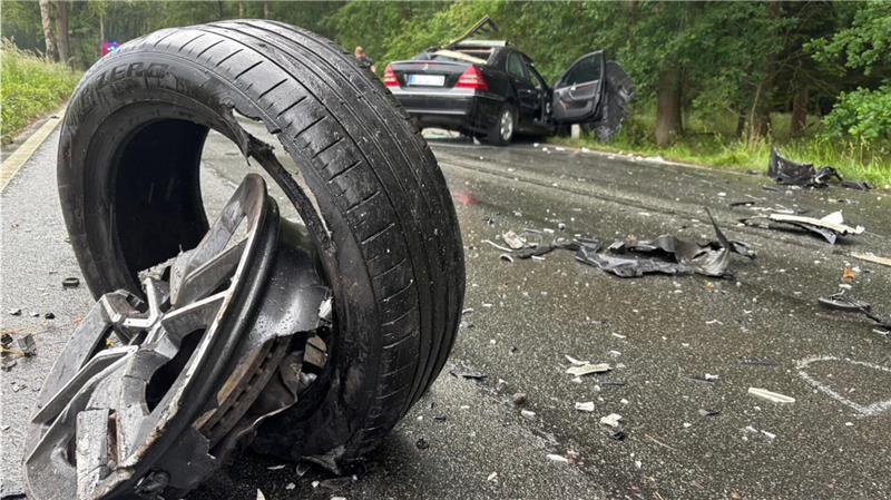 Vier Fahrzeuge kollidieren auf L124 bei Harsefeld – Hubschraubereinsatz Insgesamt waren an dem Unfall vier Fahrzeuge beteiligt.