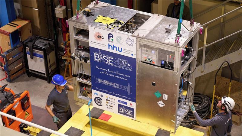 Insgesamt wiegt der Container rund 800 Kilogramm - für den Transport ist deshalb ein Lastwagen nötig.