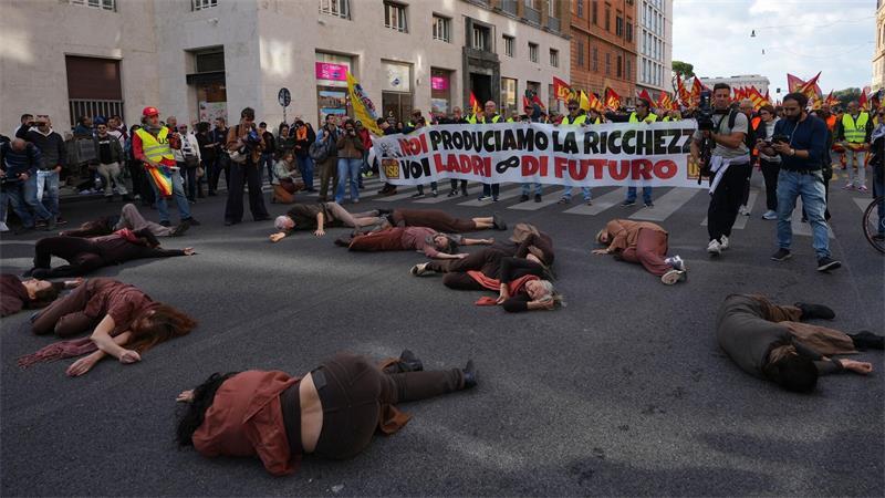 Mehr als 100.000 protestieren in Italien gegen Meloni Insgesamt wurde in 50 Städten demonstriert - auch mit Straßenblockaden.