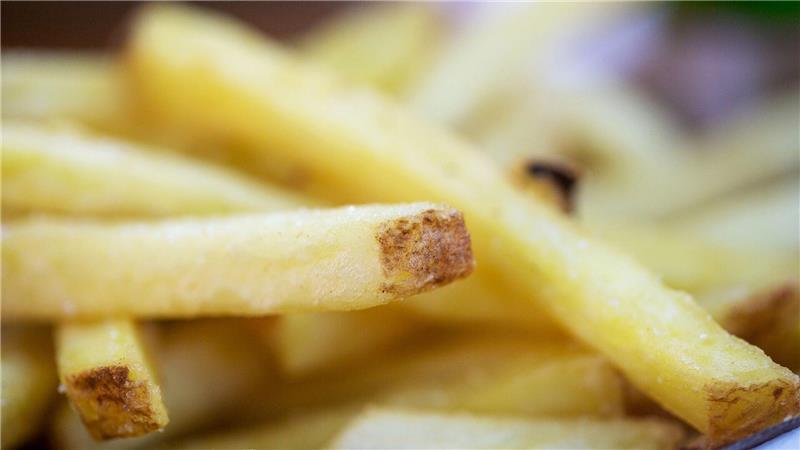 Insgesamt wurden im Jahr 2024 in Deutschland knapp 390.000 Tonnen Tiefkühl-Pommes verkauft, mehr als die Hälfte davon im Lebensmittelhandel.