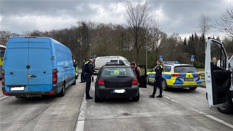 Drogen und Schusswaffen gefunden: Großkontrolle auf der A1 bei Sittensen Insgesamt zehn Fahrer fischten Polizei und Zoll aus dem Verkehr, die nicht weiterfahren durften. Foto: Polizei Rotenburg