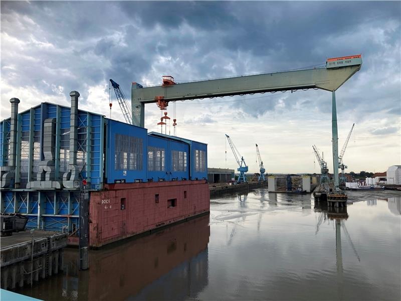 Insolvent: Dunkle Wolken ziehen über der Pella Sietas-Werft in Neuenfelde auf, im Hintergrund ist der verschlickte Werfthafen zu sehen. Foto: Vasel