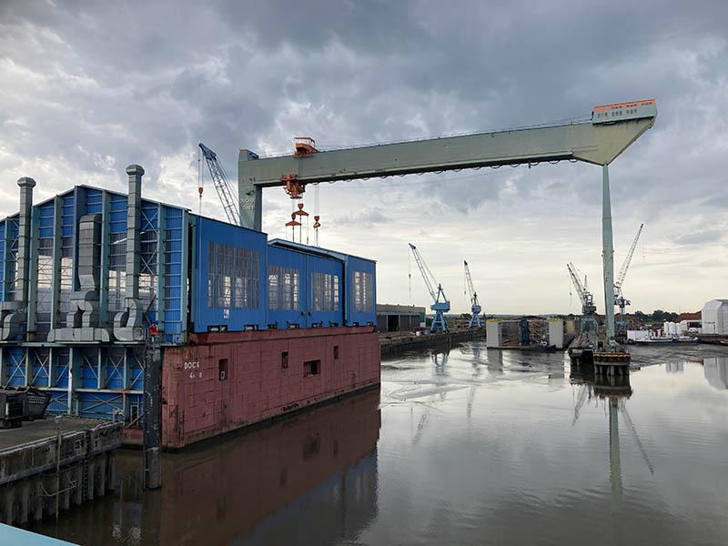 Insolvent: Dunkle Wolken ziehen über der Pella Sietas-Werft in Neuenfelde auf, im Hintergrund ist der verschlickte Werfthafen zu sehen. Foto: Vasel