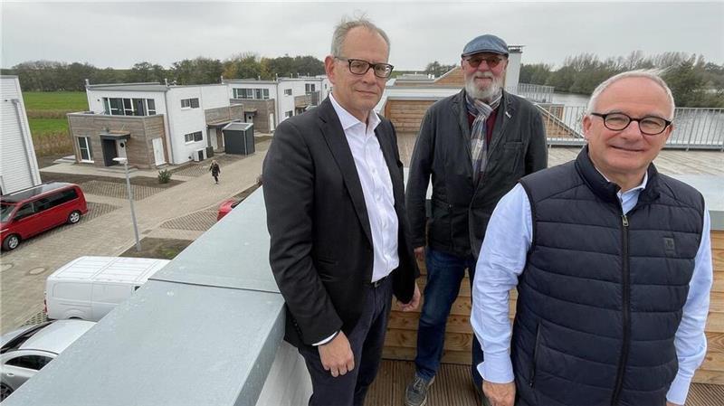 Insolvenzverwalter Manuel Sack, Butjadingens stellvertretender Bürgermeister Hans-Gerd Gerdes und Thomas Kühn von der Kanzlei Brinkmann & Partner (von links) freuen sich, dass in Tossens die Kuh vom Eis ist.