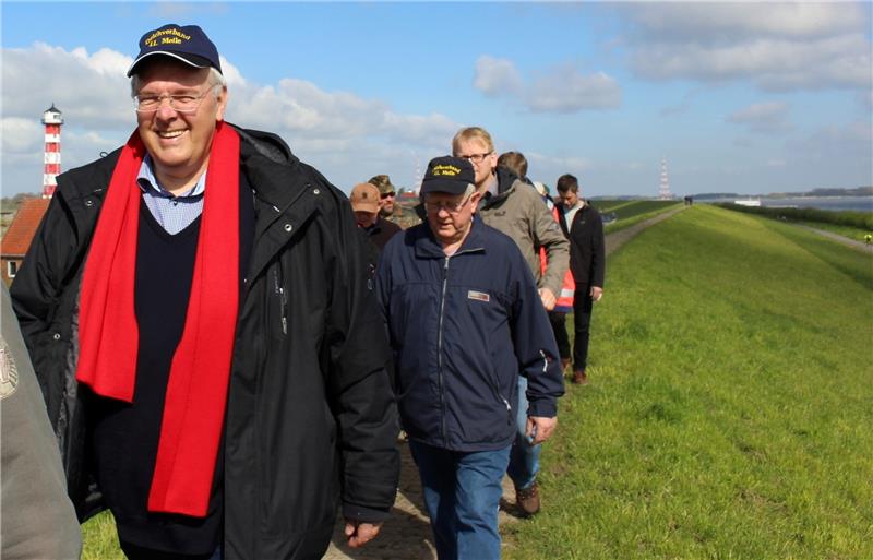 Schafe sind wichtige Deichschützer Inspektion zu Fuß: Oberdeichrichter Wilhelm Ulferts (vorn) und Kollegen.