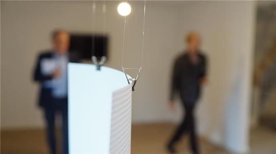 Installationsansicht in „smARTcity“: Führung durch die Kunstsammlung Viebrockhaus in Harsefeld.