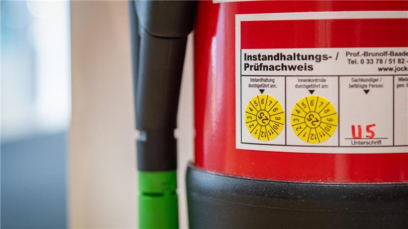Instandhaltungs- und Prüfnachweise: Der Feuerlöscher darf nicht zu alt sein - eine regelmäßige Wartung ist wichtig.