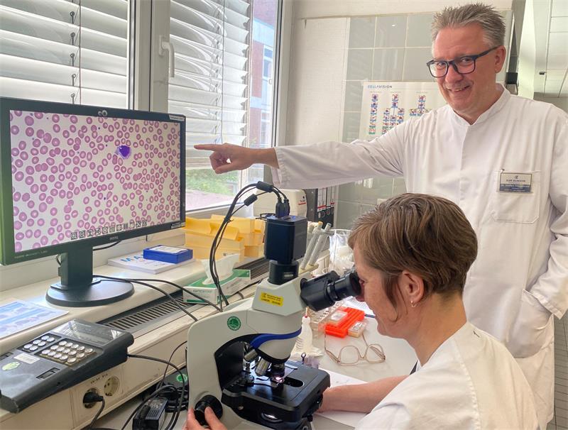 Morgens im Labor: Ohne diese Lebensretter liegt das Stader Krankenhaus lahm Institutsleiter Dr. Steffen Friedewald und MTL Folke Jürs zeigen, was anhand eines Blutausstrichs unter dem Mikroskop zu erkennen ist.