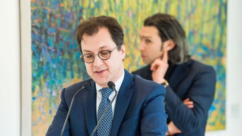 Vertragsverlängerung für Münchner Opernchefs Intendant Serge Dorny (vorne) und Generalmusikdirektor Vladimir Jurowski im März 2018.