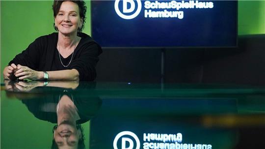 Intendantin Karin Beier stellte die neue Saison 2025/26 zusammen mit ihrem Team vor. (Archivbild)