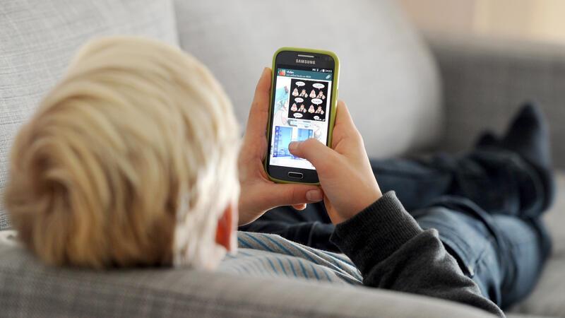 Intensive Handynutzung – auch in den sozialen Medien - hat zum Teil gravierende negative Folgen für die gesunde Entwicklung von Kindern und Jugendlichen.