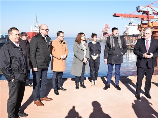 Interessanter Besuch im Stader Hafen: Links Unternehmer Claus Sauter, in der Mitte Monika Griefahn und rechts Minister Bernd Althusmann. Foto: Strüning