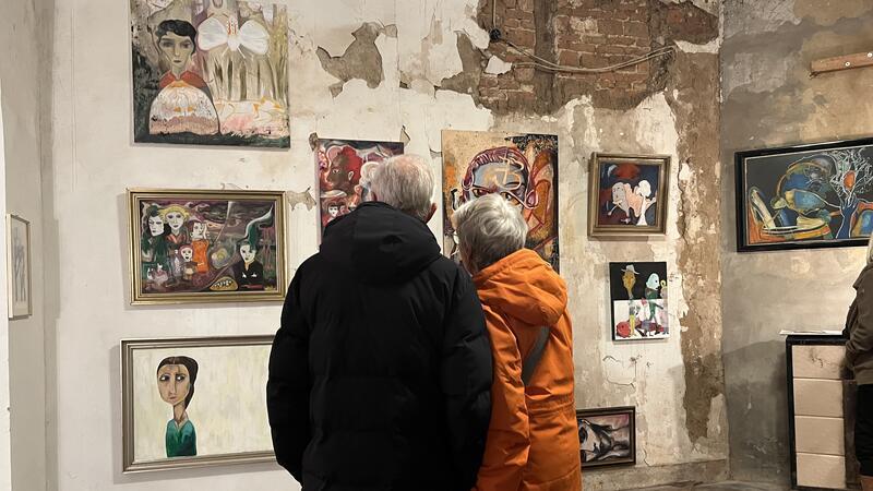 Horneburger Schloss öffnet seine Tore erstmals für Kunstfreunde Interessiert betrachten Besucher die Kunstwerke in den Räumen des Horneburger Schlosses.