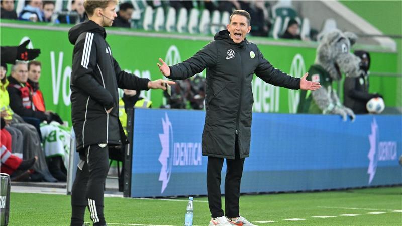 Interimscoach Daniel Bauer kassierte mit dem VfL Wolfsburg eine bittere Niederlage.