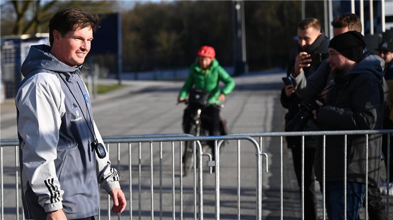 Interimscoach Merlin Polzin leitete am Dienstag das Training im Volkspark.