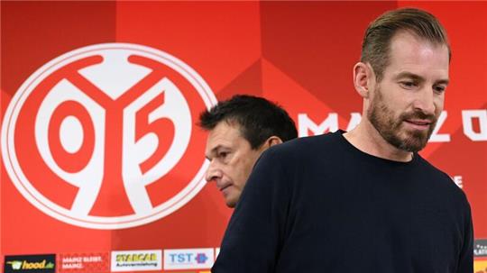 Interimstrainer Jan Siewert (r) kommt mit Sportvorstand Christian Heidel zur Pressekonferenz im Stadion.