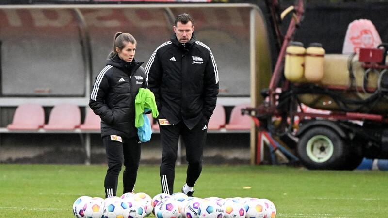 Interimstrainer Marco Grote und Co-Trainerin Marie-Louise Eta bereiten eine Trainingseinheit vor.