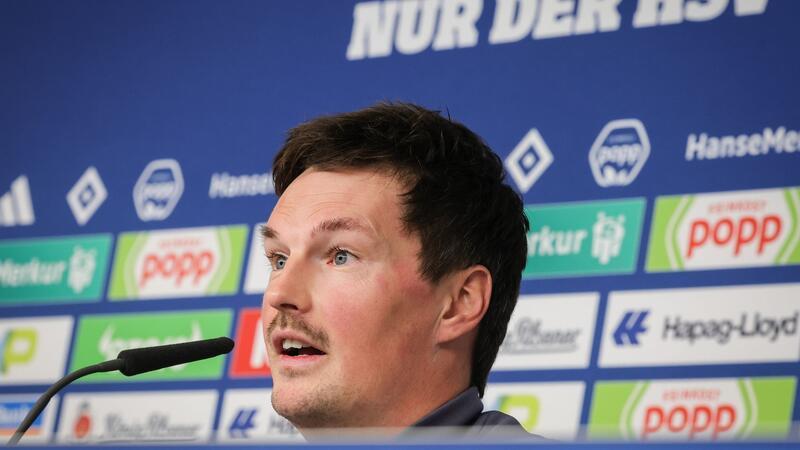 Interimstrainer Merlin Polzin spricht auf einer Pressekonferenz im Volksparkstadion