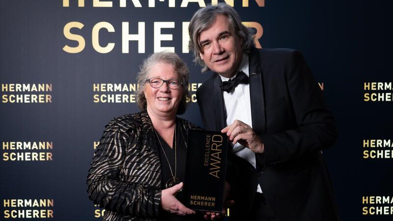 Staderin mit Preis ausgezeichnet - 2025 steht sie in Las Vegas auf der Bühne Internationaler Speaker Slam: Birgit Clute aus Stade wird der Excellence Award überreicht.