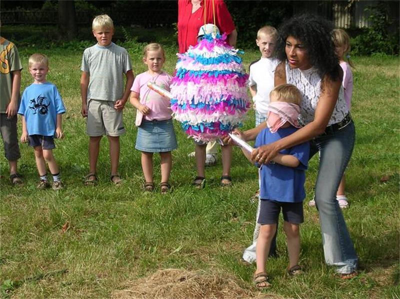 40 Jahre Ronda in Buxtehude: „Kinder gehören bei uns immer dazu“ Internationaler Spielenachmittag im Sommer 2006: Belquis Márquez von der Ronda zeigt Buxtehuder Kindern, wie die Piñata geschlagen wird, damit Süßigkeiten herauspurzeln.