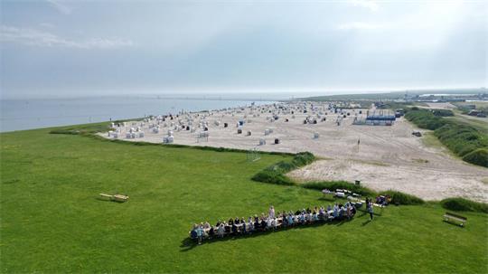 Internationales Deichfrühstück in Neuharlingersiel zum Wattenmeer-Jubiläum zieht zahlreiche Gäste an
